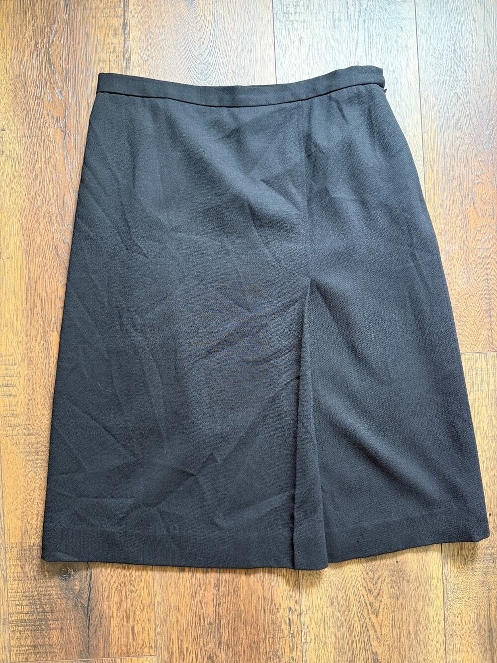 100% Wool Pleated Black Doncaster Signature Skirt Size 6